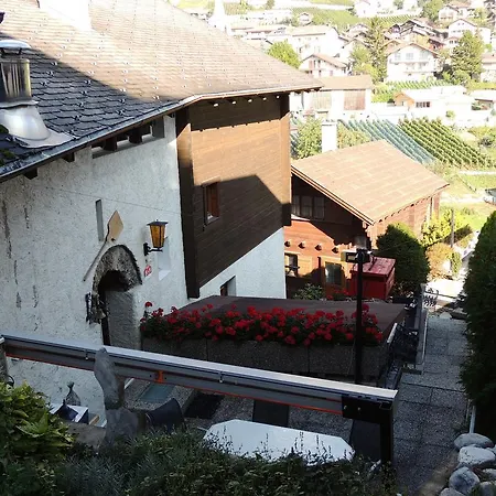 Chez Les Dudu Bed and Breakfast 3*